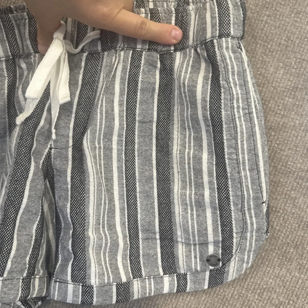 Roxy Cotton Beach Shorts Womens Medium Black White Striped Boho Pockets EUC - Picture 11 of 13